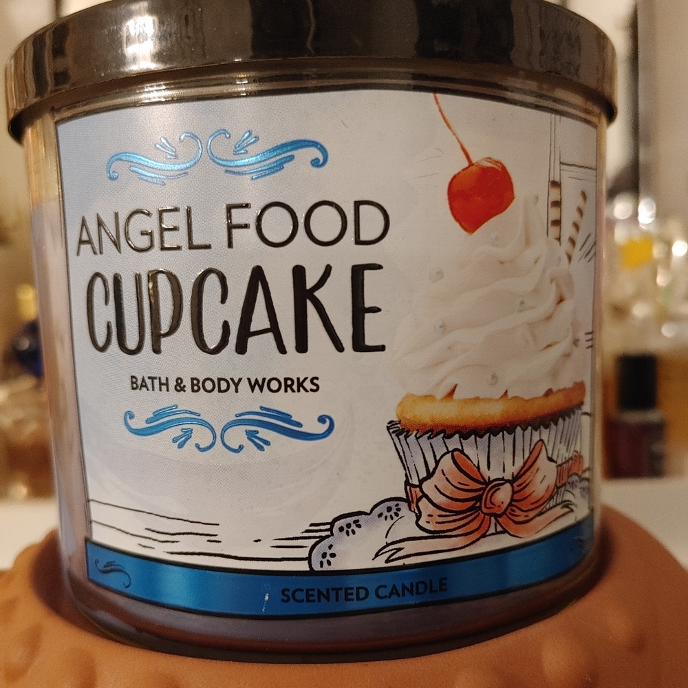 EXTREMELY RARE HTF ANGEL FOOD CUPCAKE 3 WICK BATH & BODY WORKS CANDLE
